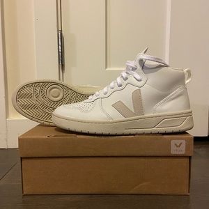 Brand New Veja High V-15